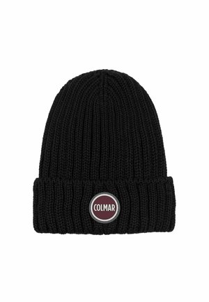 Zwarte gebreide beanie met een omgevouwen rand. Bevat een ronde logopatch in bordeauxrood en wit met de tekst "COLMAR." Geweven rib patroon in het geheel.