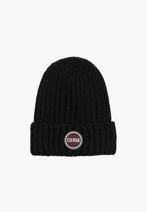 Zwarte gebreide beanie met een omgevouwen rand. Bevat een ronde logopatch in bordeauxrood en wit met de tekst "COLMAR." Geweven rib patroon in het geheel.