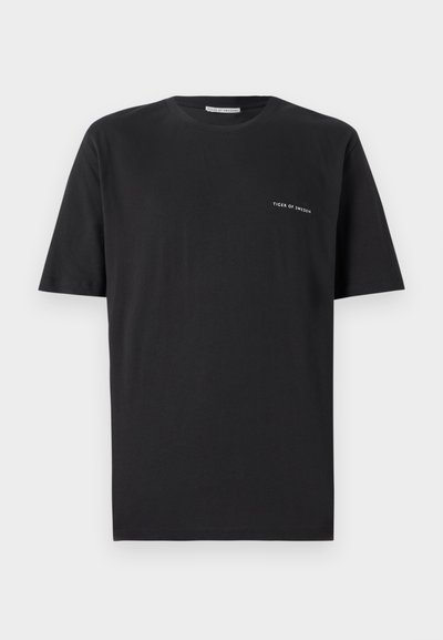 Μαύρο κοντομάνικο T-shirt από βαμβάκι, με στρογγυλή λαιμόκοψη και μικρό λευκό λογότυπο στην αριστερή πλευρά του στήθους.