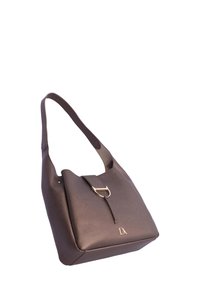 Bolso de mano de piel marrón con un diseño estructurado, que presenta un cierre con solapa y un detalle en metal dorado. Textura suave con un grano sutil.