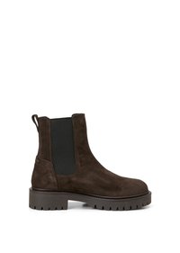 Bottine Chelsea en daim marron foncé avec panneau latéral élastique noir, languette au talon et semelle crantée épaisse.