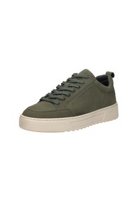 Groene leren sneaker met ronde neus, gestructureerde rubberen zool en vlakke veters. Beschikt over een achterste trekkoord en subtiele branding aan de zijkant.