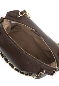 Borsa a tracolla in pelle marrone con finitura texturizzata, hardware dorato e tracolla a catena. Chiusura con zip che rivela un interno di colore chiaro.