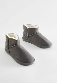 Bottines grises en daim souple avec doublure en fausse fourrure, semelles en caoutchouc plates et détails de couture minimalistes.