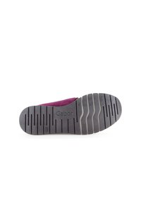 Chaussure slip-on en suede violet avec une semelle en caoutchouc noir texturé, présentant des stries. Le nom de la marque "Gabor" est estampé sur la semelle.