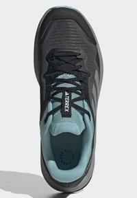 Baskets de sport noires et grises avec tige en mesh, doublure turquoise et trois rayures. Caractéristiques : lacets noirs, languette rembourrée et semelle texturée.
