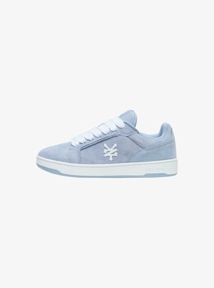 Sneaker in camoscio azzurro chiaro con lacci bianchi, caratterizzati da un logo sulla parte laterale e una suola in gomma bianca. Design classico a taglio basso.