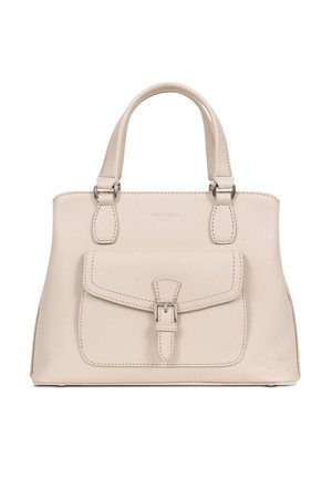 Sac à main en cuir beige avec doubles poignées, poche à rabat avant sécurisée par une boucle en argent, et embossage discret de la marque au centre supérieur.