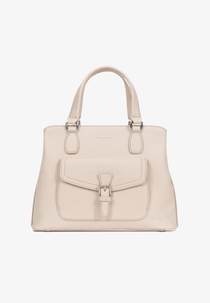 Beige leren handtas met dubbele handvatten, een voorvak met klep die wordt afgesloten door een zilveren gesp, en subtiele merkopdruk bovenaan het midden.