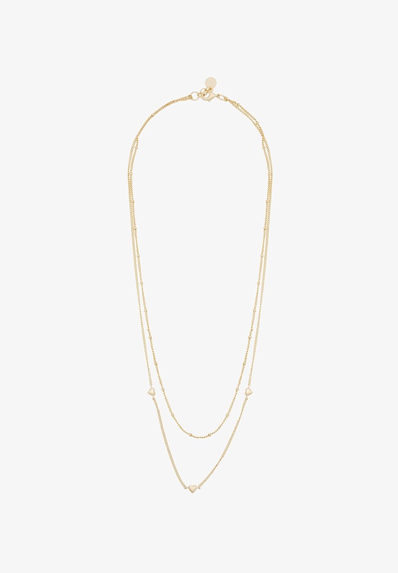 Goldfarbene, geschichtete Halskette mit zarten Ketten, ausgestattet mit Herzakzenten und einem Verschlussverschluss. Glatte Textur, leichtes Design.