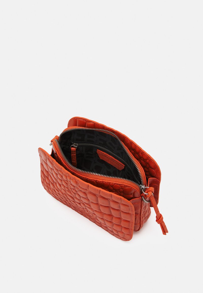 Damen Handtaschen | Liebeskind Berlin LUKA Umhängetasche sunset/orange - BY38786 Damen Handtaschen | Liebeskind Berlin LUKA Umhängetasche sunset/orange - BY38786