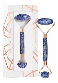 Rullo per il viso in pietra blu con un telaio in metallo color oro rosa, dotato di pietre blu lisce e di un manico texturizzato, presentato in una scatola decorata.