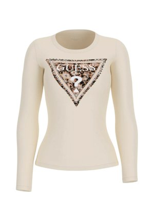 Top beige a maniche lunghe aderente con un grande logo triangolare Guess decorato con stampa leopardata e dettagli in strass sul petto.