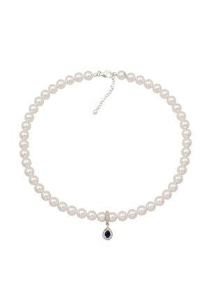 Weiße Perlenkette mit silbernem Verschluss und Verlängerungskette, mit einem tropfenförmigen blauen Edelstein-Anhänger, umgeben von kleinen klaren Kristallen.