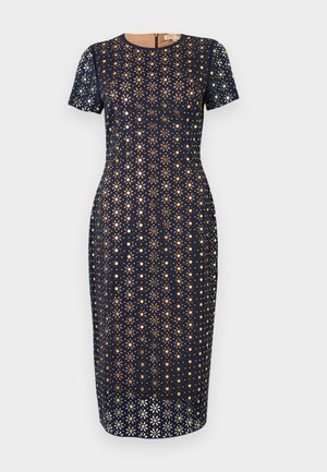 Σκούρο μπλε φόρεμα μήκους μέχρι το γόνατο με κοντά μανίκια, στρογγυλή λαιμόκοψη και λουλουδάτο μοτίβο με κοψίματα που αποκαλύπτει μπεζ υπόστρωμα.