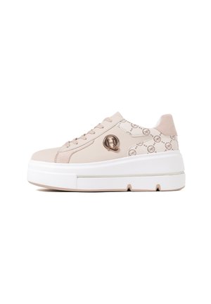 Sneaker beige chiaro con tomaia in pelle liscia, suola a piattaforma bianca, logo decorativo e motivo monogramma sottile lungo i lati.