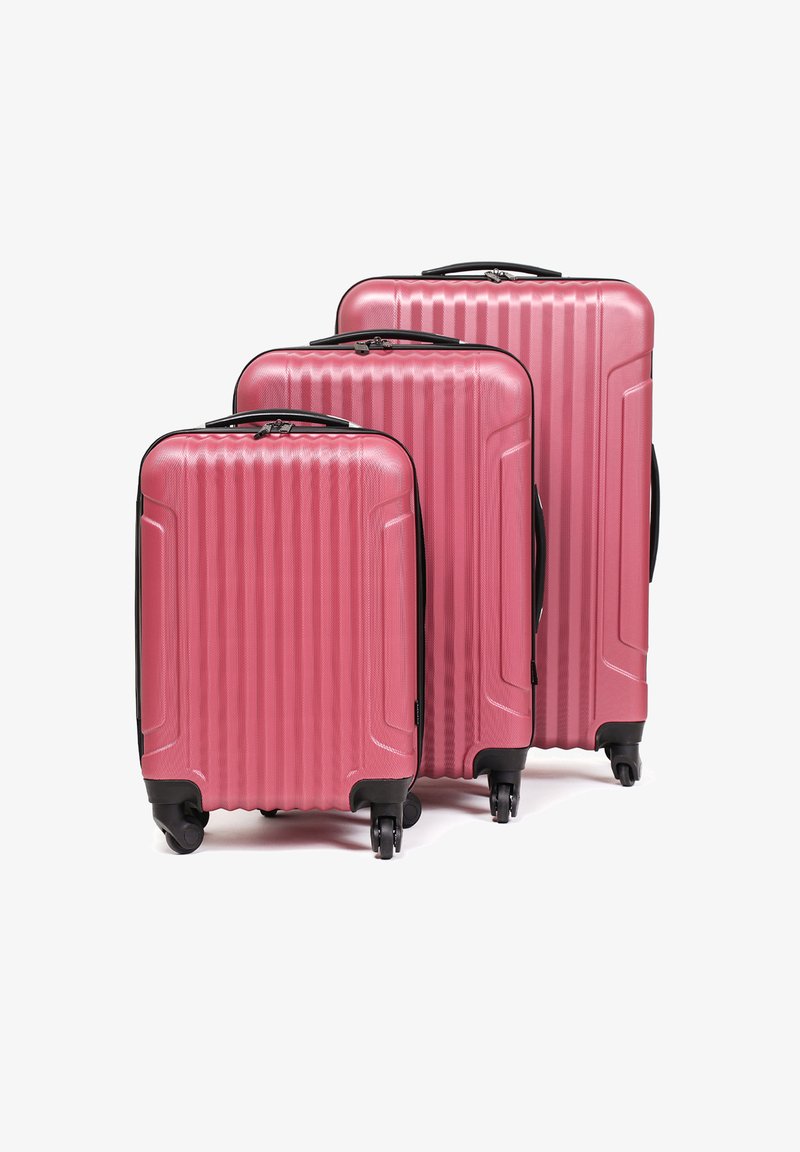 Set di tre valigie rigide rosa con texture a righe verticali, angoli neri, cerniere e quattro ruote per la mobilità.