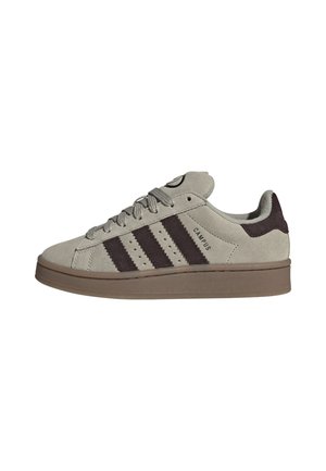 Szary zamszowy sneaker z brązową podeszwą i trzema ciemnobrązowymi paskami, sznurówkami oraz napisem „CAMPUS” z boku.