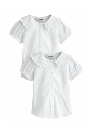 Két fehér, rövid ujjú blúz gombos elülső résszel és fodros Peter Pan gallérral, fehér háttéren bemutatva.