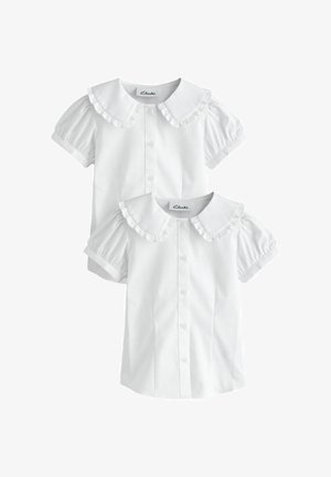 Divas baltas īsroku blūzes ar pogām priekšpusē un ruļļu Peter Pāna apkaklēm, izvietotas uz balta fona.