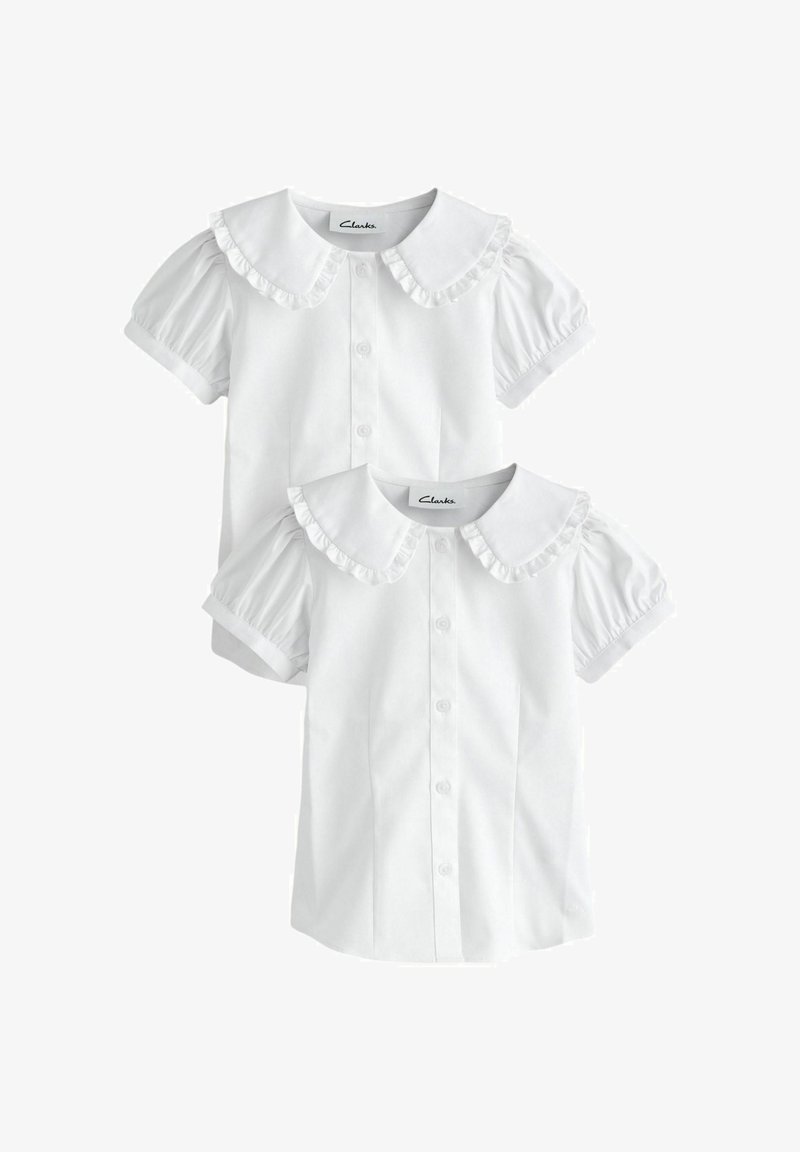 Zwei weiße Kurzarmblusen mit Knopfleisten und gerafften Peter-Pan-Krägen, auf weißem Hintergrund dargestellt.