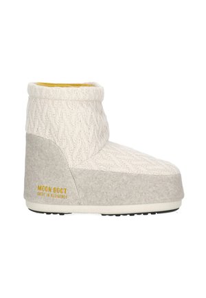 Pantofole stivaletto bianche e grigie fino alla caviglia con parte superiore in maglia, interno giallo e testo "Moon Boot Guest in Residence" in oro sul tallone.