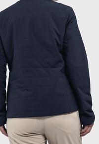 Granatowa pikowana kurtka o gładkiej fakturze i ukośnych przeszyciach. Posiada wysoki kołnierz i długie rękawy, zaprojektowana dla ciepła i komfortu.