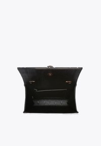 Borsa nera con un design strutturato, hardware metallico e interno testurizzato. Presenta una chiusura a gancio e una tasca interna per l'organizzazione.