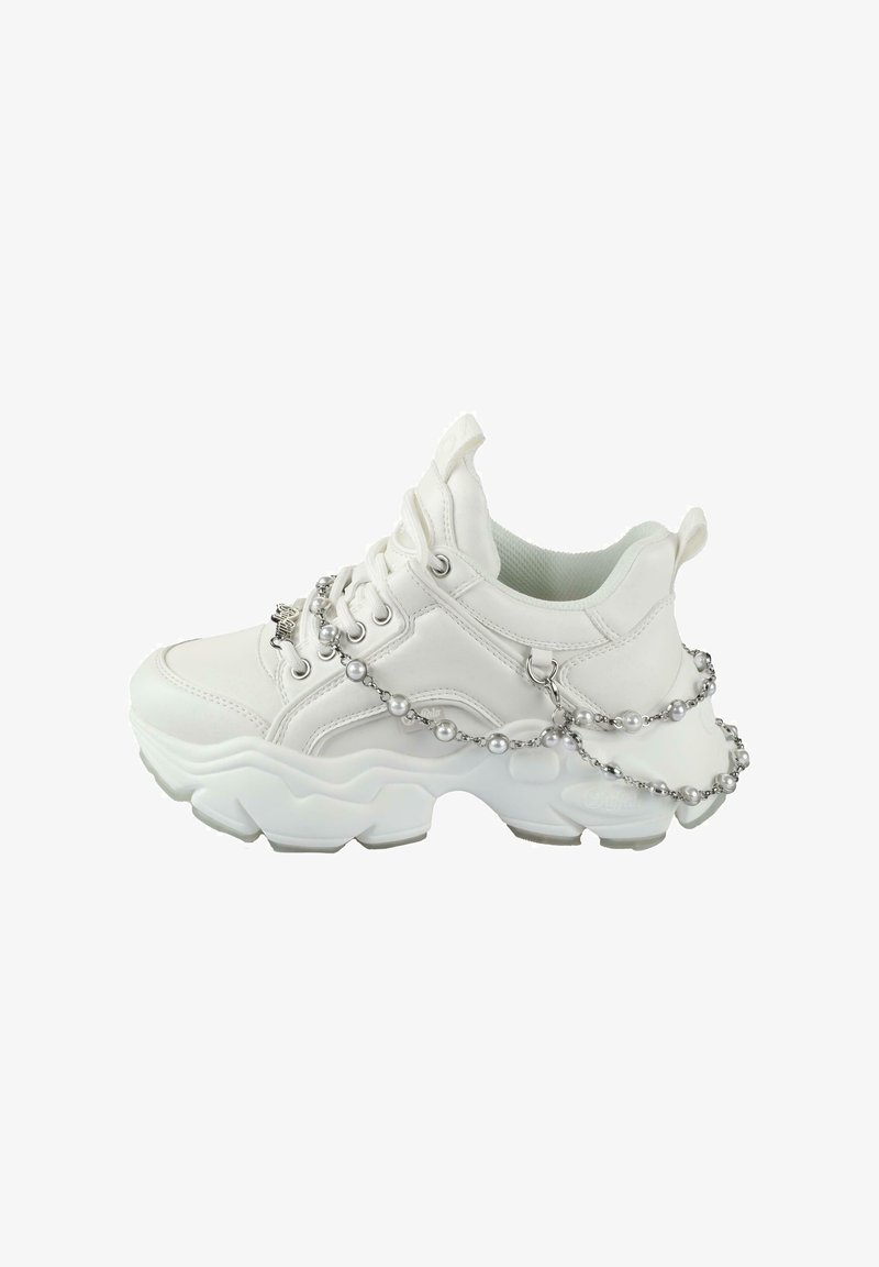 Sneaker blanche chunky avec une tige en cuir lisse, un laçage, une semelle en caoutchouc et une chaîne décorative avec des perles autour de la cheville.