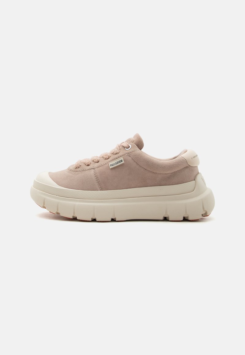 Baskets décontractées en daim beige avec une épaisse semelle en caoutchouc blanche, col rembourré, étiquette de marque en tissu « Palladium » sur le côté et lacets ronds.