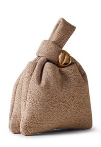 Sac en tissu beige avec une surface texturée, un sommet noué et un accent circulaire doré. Forme arrondie avec de douces plis et sans fermetures visibles.