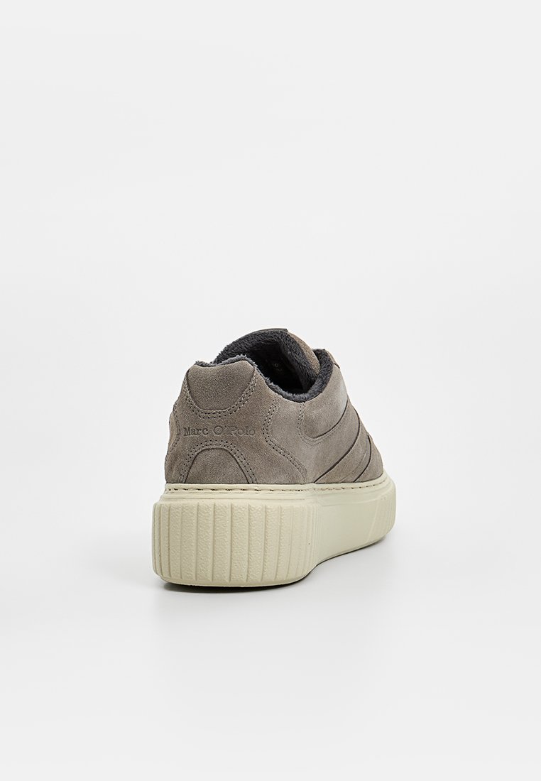 Veloursgraue Sneaker mit einer dicken, cremefarbenen Gummisohle. Verfügt über ein vertikal gestreiftes Design und einen weichen, schwarzen Kragen. Logo am Fersenbereich geprägt.