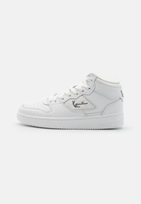 Høye sneakers i hvitt lær, med perforeringer på tåen, teksturerte sidepaneler og en logoakkent på yttersiden.