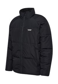 Czarna ocieplana kurtka zimowa z wysokim kołnierzem, pełnym zamkiem błyskawicznym z przodu, kieszeniami po bokach i małym białym logo "hummel sportswear" na piersi.