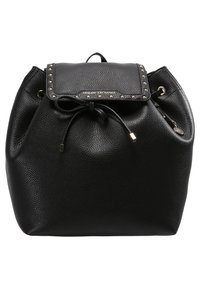 Bolso tipo bucket de cuero negro con una superficie texturizada, cierre de cordón y una solapa decorativa con tachuelas. Presenta acentos en hardware dorado.