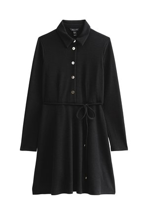 Robe noire en maille côtelée à manches longues avec col, cinq boutons sur le devant, ceinture nouée à la taille, longueur genou avec légère évasement.