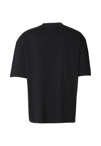 Camiseta negra de gran tamaño hecha de algodón, con mangas cortas, cuello redondo y textura suave sin patrones ni detalles visibles.