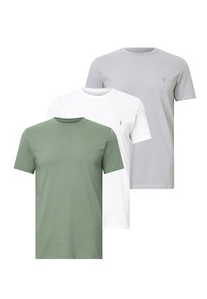 Trois t-shirts à manches courtes en vert olive, blanc et gris clair. Matière en coton avec un col rond et un petit logo sur la poitrine.