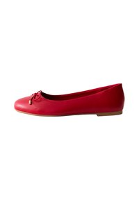 Ballerine in pelle rossa con punta rotonda, caratterizzate da un piccolo fiocco e una suola piatta. Texture liscia con dettagli minimi.