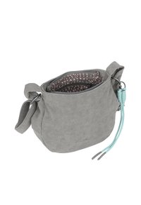 Graue Wildleder-Umhängetasche mit Knoten-Style-Trägern, ausgestattet mit einem pinken gepunkteten Innenfutter und einem mit Reißverschluss versehenen Hauptfach.