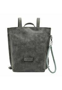 Mochila de imitación cuero gris con correas ajustables, asa en la parte superior y una correa lateral decorativa trenzada. Textura suave con un diseño minimalista.