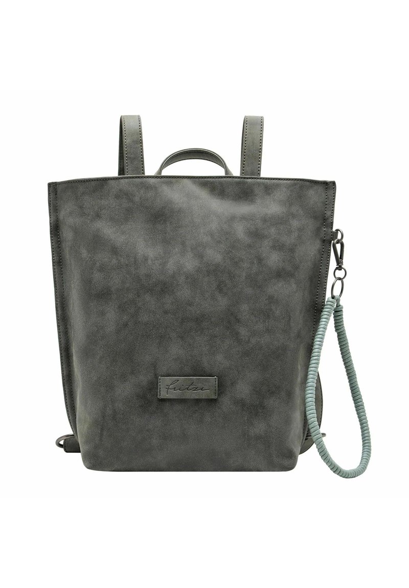 Mochila de imitación cuero gris con correas ajustables, asa en la parte superior y una correa lateral decorativa trenzada. Textura suave con un diseño minimalista.