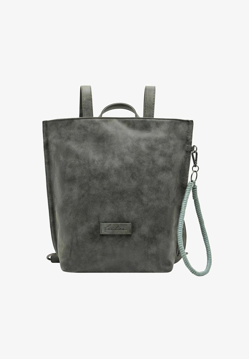 Mochila de imitación cuero gris con correas ajustables, asa en la parte superior y una correa lateral decorativa trenzada. Textura suave con un diseño minimalista.