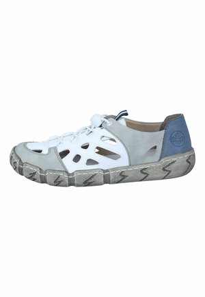 Chaussure arborant un design blanc et gris, avec des découpes, une semelle en caoutchouc texturé et un accent bleu texturé au niveau du talon.