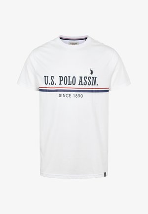 Valkoinen puuvillapaita, jossa on mustalla ja punaisella painettu "U.S. POLO ASSN.", pieni logo rinnassa ja tummansinisiä yksityiskohtia alaosassa.