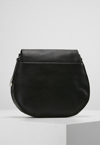 Borsa a tracolla nera in pelle con forma arrotondata, finitura testurizzata e chiusura con patta. Include dettagli in metallo color argento e cerniera.