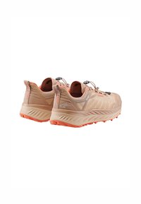 Scarpe da trail running di un beige chiaro con accenti arancioni. Superior in rete, suola resistente con grip e sistema di laccio rapido per una vestibilità sicura.