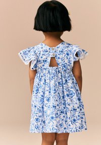 Blau-weißes, floral gemustertes Kleid mit kurzen, gerefften Ärmeln, einer Knopfverschluss auf der Rückseite und einem offenen Schlüsselloch-Ausschnitt.