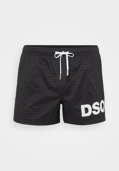 Schwarze Badeshorts mit weißem Kordelzug und großem, teilweise weißem "DSQ"-Logo am rechten Bein, mit subtilem wiederholtem Schriftzug "DSQUARED2".