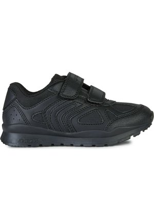 Scarpe sportive nere realizzate con materiali sintetici e in rete, dotate di due fasce in Velcro, dettagli testurizzati e suola in gomma con motivo antiscivolo.